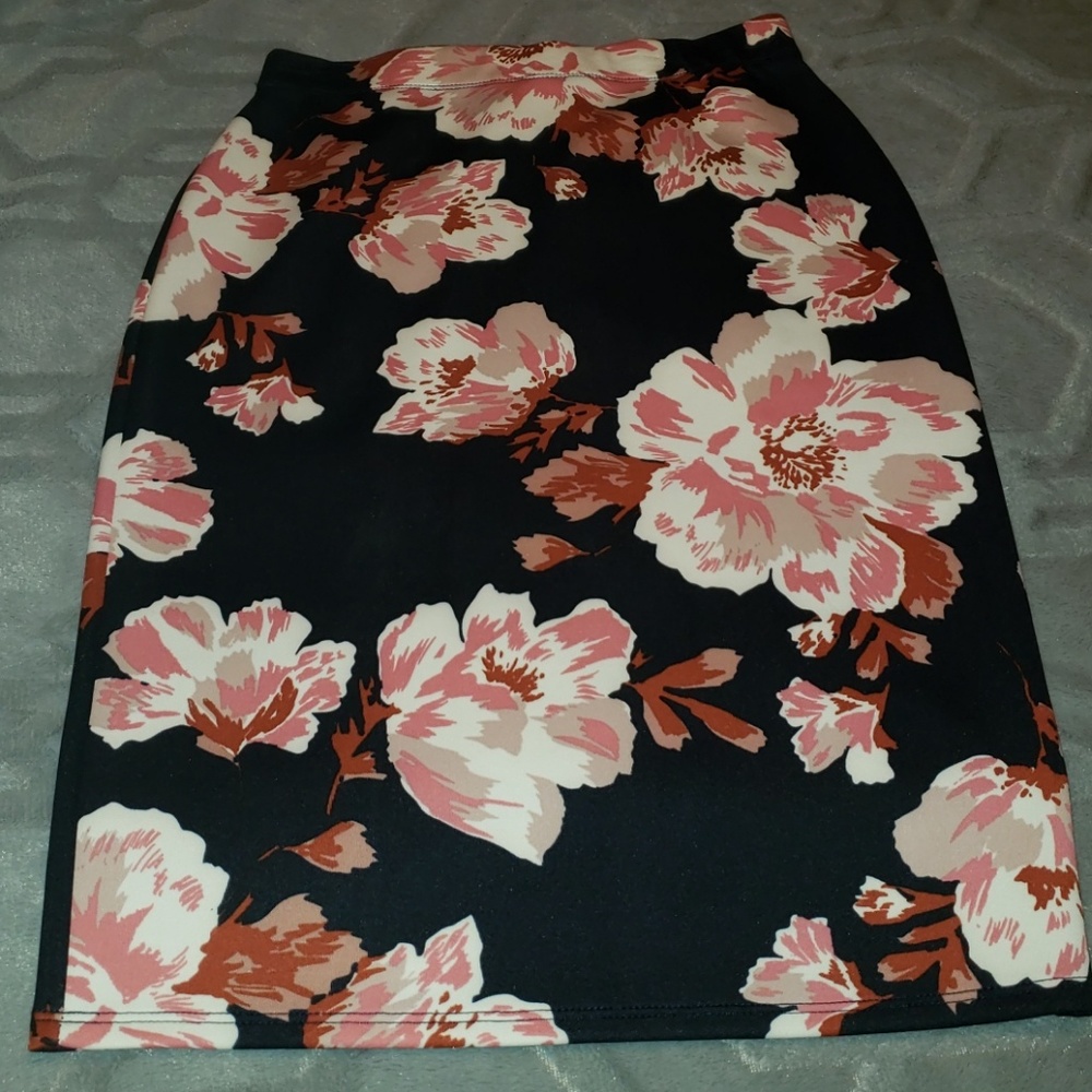 New LARA pencil skirt